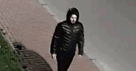 Bez powodu uszkodził 10 samochodów. Policja szuka mężczyzny ze zdjęcia i prosi o pomoc