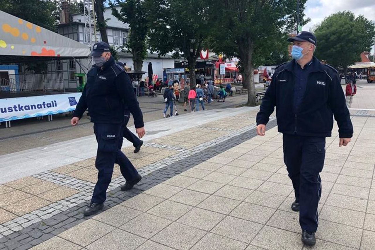 Koronawirus. Kluby, dyskoteki i sale weselne pod lupą policji. Kontrole nad morzem