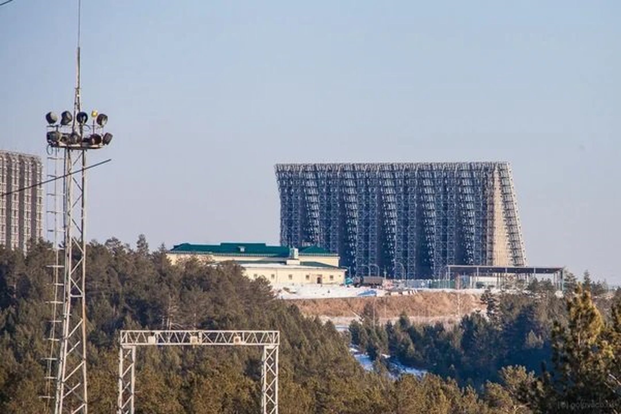 Antena radaru Woroneż-DM (na zdjęciu instalacja z rosyjskiego miasta Barnauł)