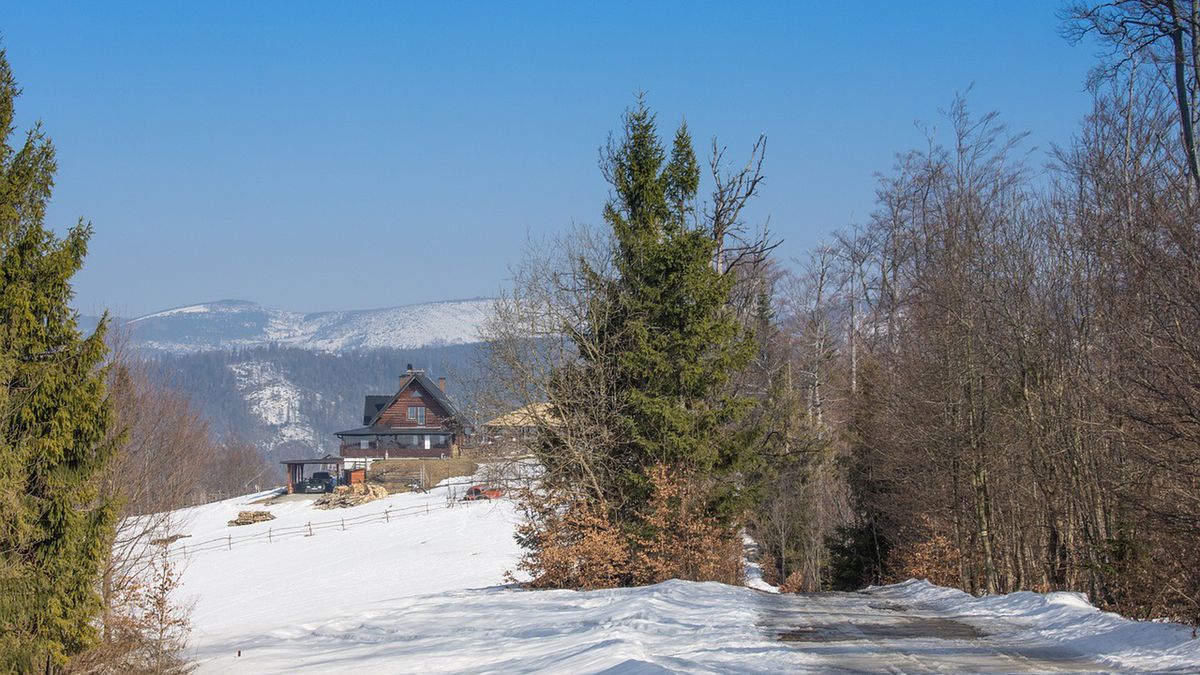 Zimowa aura w Beskidach zachęca do pieszych wędrówek