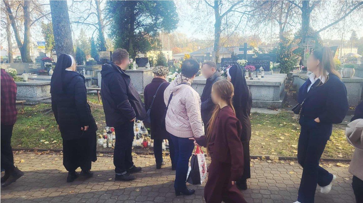 Tłumy przy grobie Marka Perepeczki w dniu Wszystkich Świętych