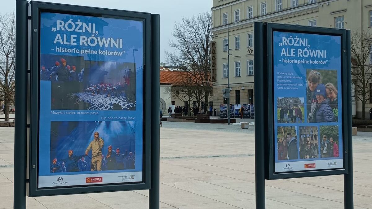 Wystawa Różni, ale równi - historie pełne kolorów