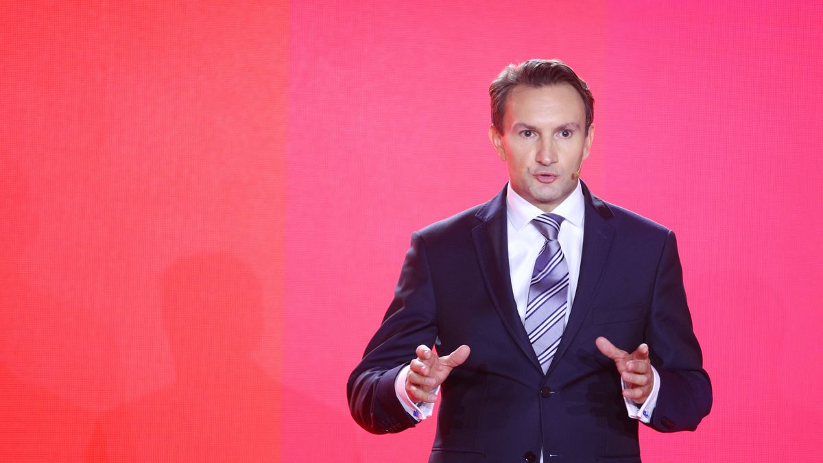 Tomasz Lewandowski
Krak�w, 07.09.2024. Wiceminister rozwoju i technologii Tomasz Lewandowski podczas konwencji Lewicy ph. "Mieszkanie prawem, nie towarem", 7 bm. w Krakowie. (amb) PAP/�ukasz G�gulski
�ukasz G�gulski
konferencja, konwencja, Lewica, mieszkalnictwo, Mieszkanie prawem, nie towarem, politycy, polityka, prasowa, mieszkania, problemy mieszkaniowe