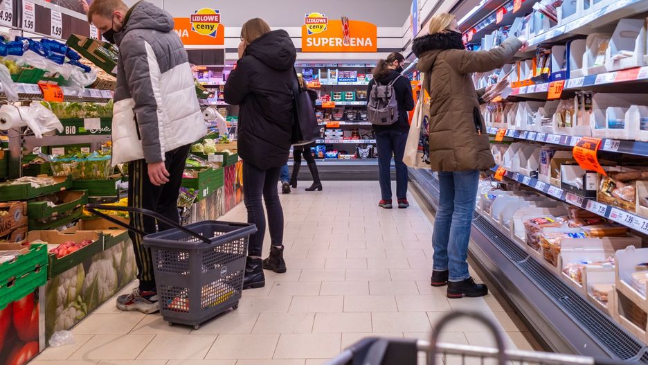 Stock ArZifot: Arkadiusz Ziolek/ East News.    n/z Wozek sklepowy z zakupami.ARKADIUSZ ZIOLEK