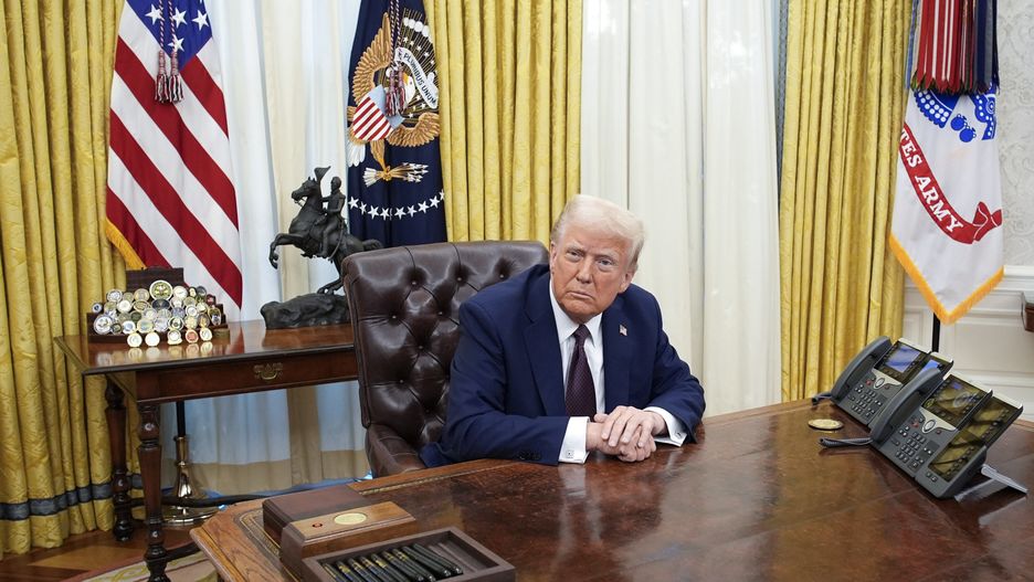 US President Donald Trump sits in the Oval Office after signing executive orders of the White House in Washington, DC, USA, 23 January 2025. EPA/YURI GRIPAS / POOL Dostawca: PAP/EPA.