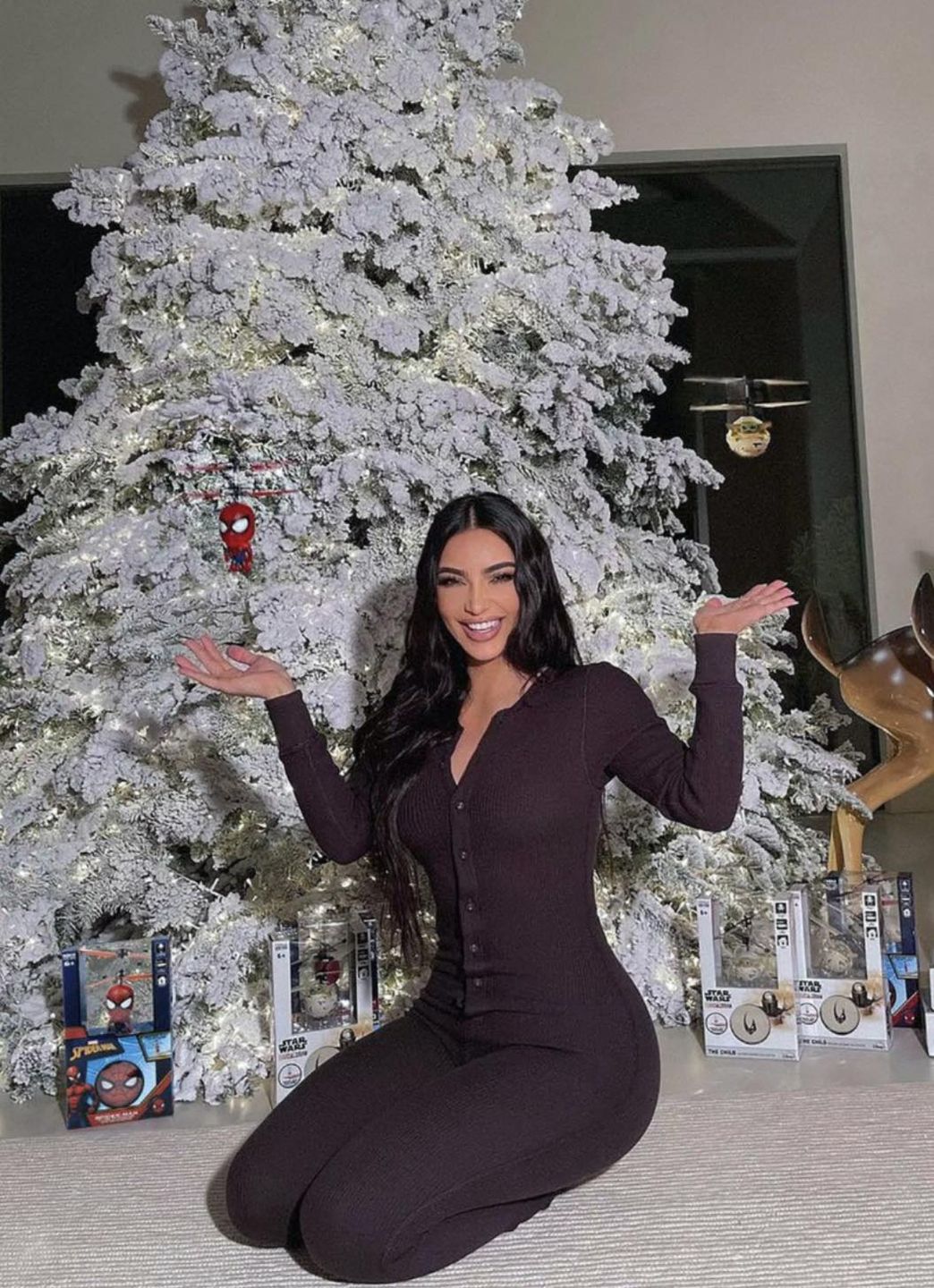 Kim Kardashian zrobiła sobie na święta ZIMOWY LAS w swojej posiadłości
