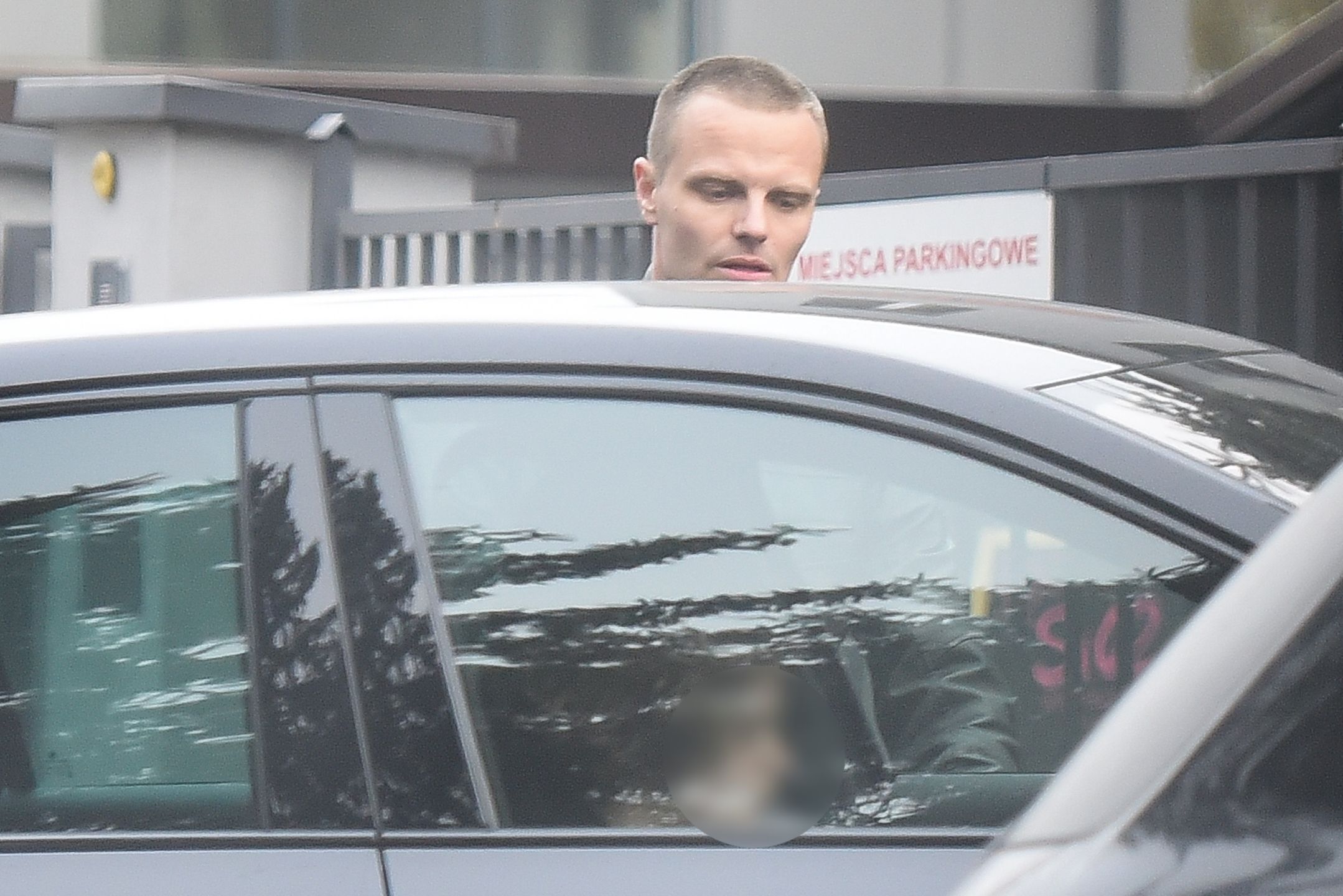 Marcin Hakiel opuszcza siłownię w towarzystwie syna