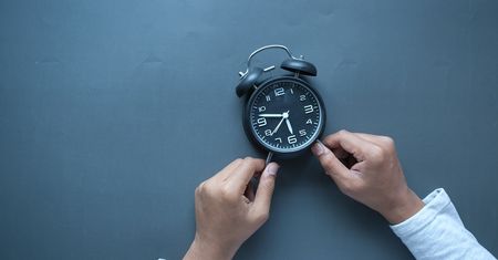Zmiana czasu na zimowy 2022. Kiedy i o której godzinie? Śpimy krócej czy dłużej?