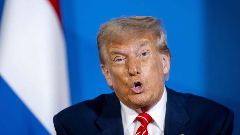 U.S. President Donald Trump speaks with outgoing Prime Minister Dick Schoof (not pictured) during the NATO summit at the World Forum in The Hague, Netherlands, 25 June 2025. The Netherlands, for the first time in NATO's history of existence, is hosting a NATO summit. EPA/KOEN VAN WEEL Dostawca: PAP/EPA.