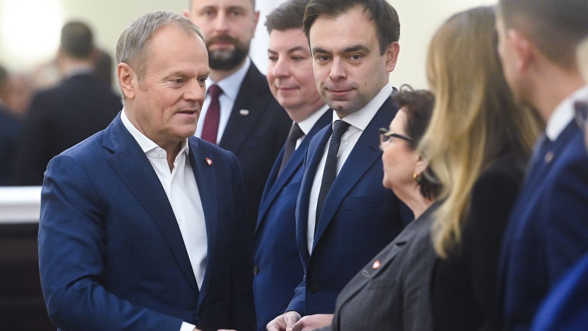 Warszawa, 19.11.2024. Premier Donald Tusk (L), szef KPRM Jan Grabiec (3L), minister finansów Andrzej Domański (4L) oraz minister zdrowia Izabela Leszczyna (3P) podczas posiedzenia rządu w siedzibie Kancelarii Prezesa Rady Ministrów w Warszawie, 19 bm. Rząd ma zająć się projektem ustawy o unijnej sieci danych dotyczących poziomu zrównoważenia gospodarstw rolnych (FSDN). (jm) PAP/Piotr Nowak