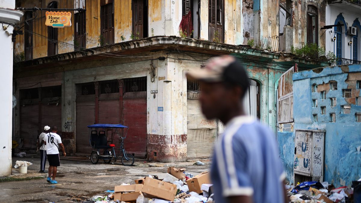 HAVANA, CUBA - NOVEMBER 06: Daily life in Havana's Malecon waterfront on November 06, 2025. Poverty levels have risen sharply as Cuba faces its worst economic crisis in three decades, characterized by severe shortages of food, medicine, and fuel, along with daily power outages. From 2020 to 2025, the Cuban economy has been going through one of its worst recessive cycles in decades. GDP has not grown since 2022, annual inflation exceeds 15% according to official data, and the national currency has depreciated almost twentyfold against the US dollar since 2019. (Photo by Zed Jameson/Anadolu via Getty Images)