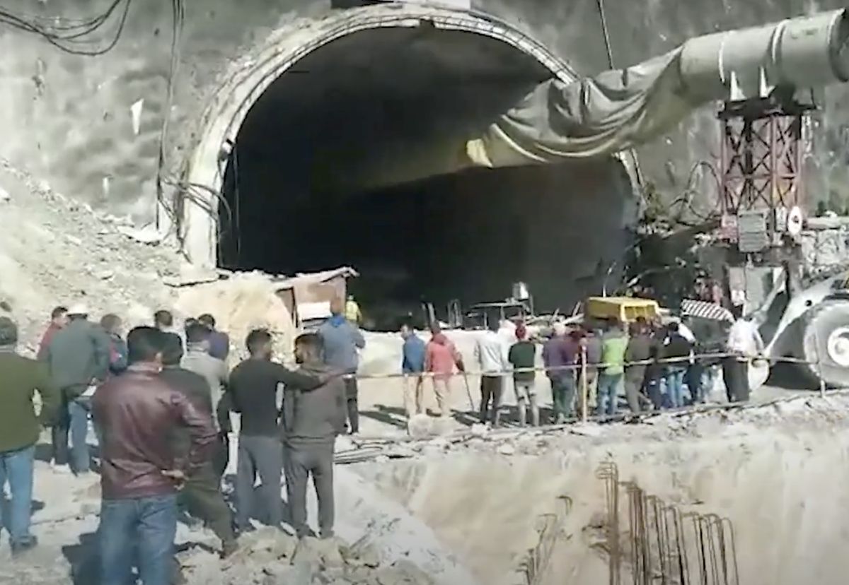 Ratownicy usiłują wydobyć z zawalonego tunelu 40 indyjskich pracowników drogowych