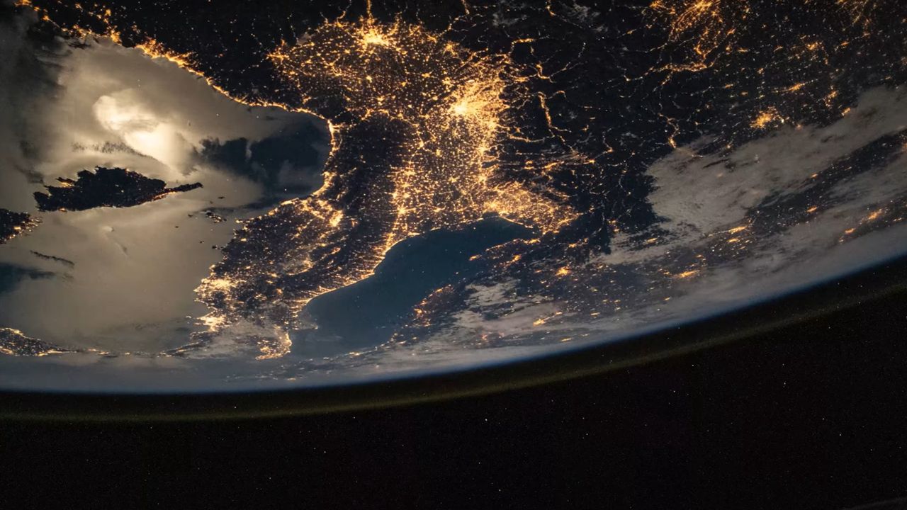 Ziemią nocą z perspektywy ISS