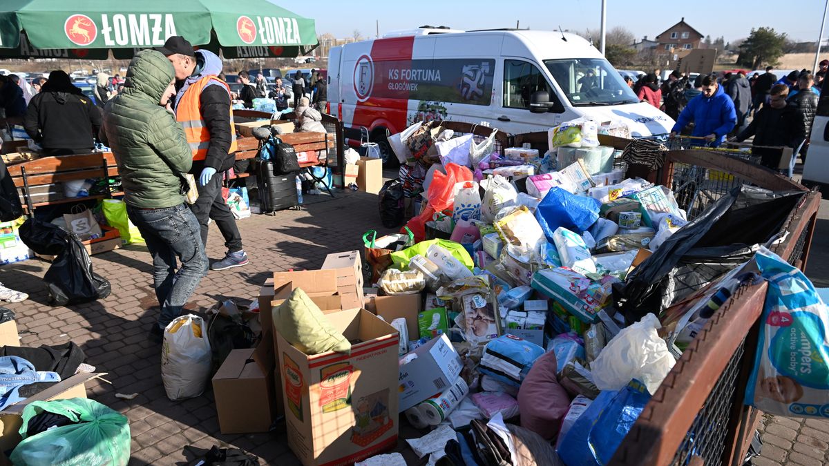 Medyka, 26.02.2022. Sytuacja na przejściu granicznym w Medyce, 26 bm. Wiele osób, nie tylko z Polski, czeka 26 bm. na przejściu granicznym w Medyce na Podkarpaciu na tych, którzy uciekają przed wojną z Ukrainy. Na samym przejściu widać głównie kobiety, które z małymi dziećmi na ręku szukają pomocy w naszym kraju. Trwa inwazja Rosji na Ukrainę. (mr) PAP/Darek Delmanowicz