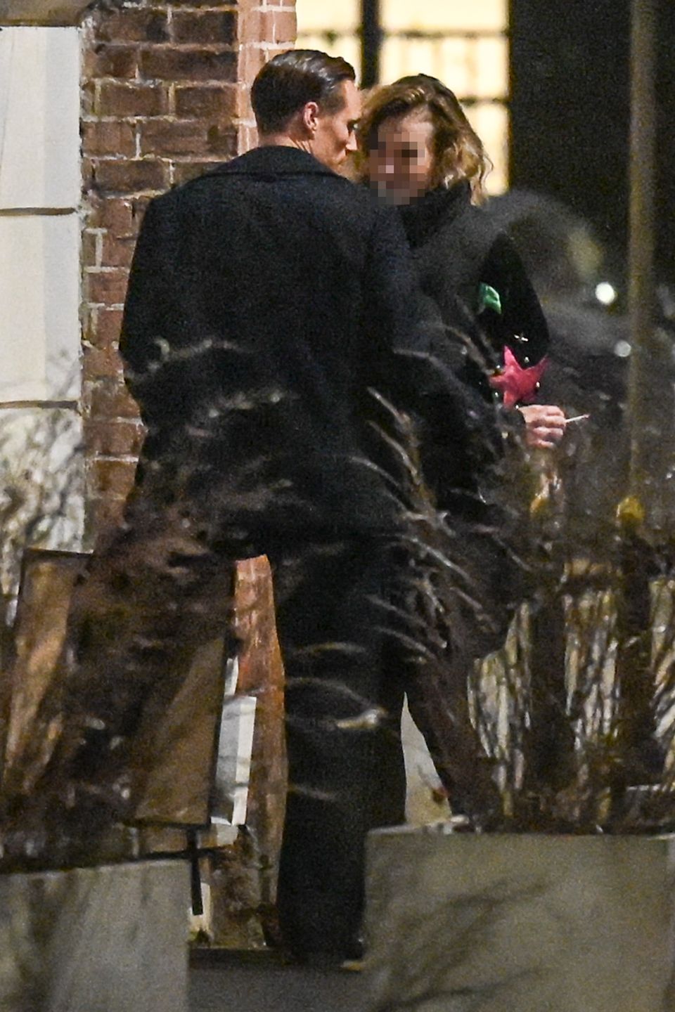 Maurycy Popiel całuje się z tajemniczą blondynką