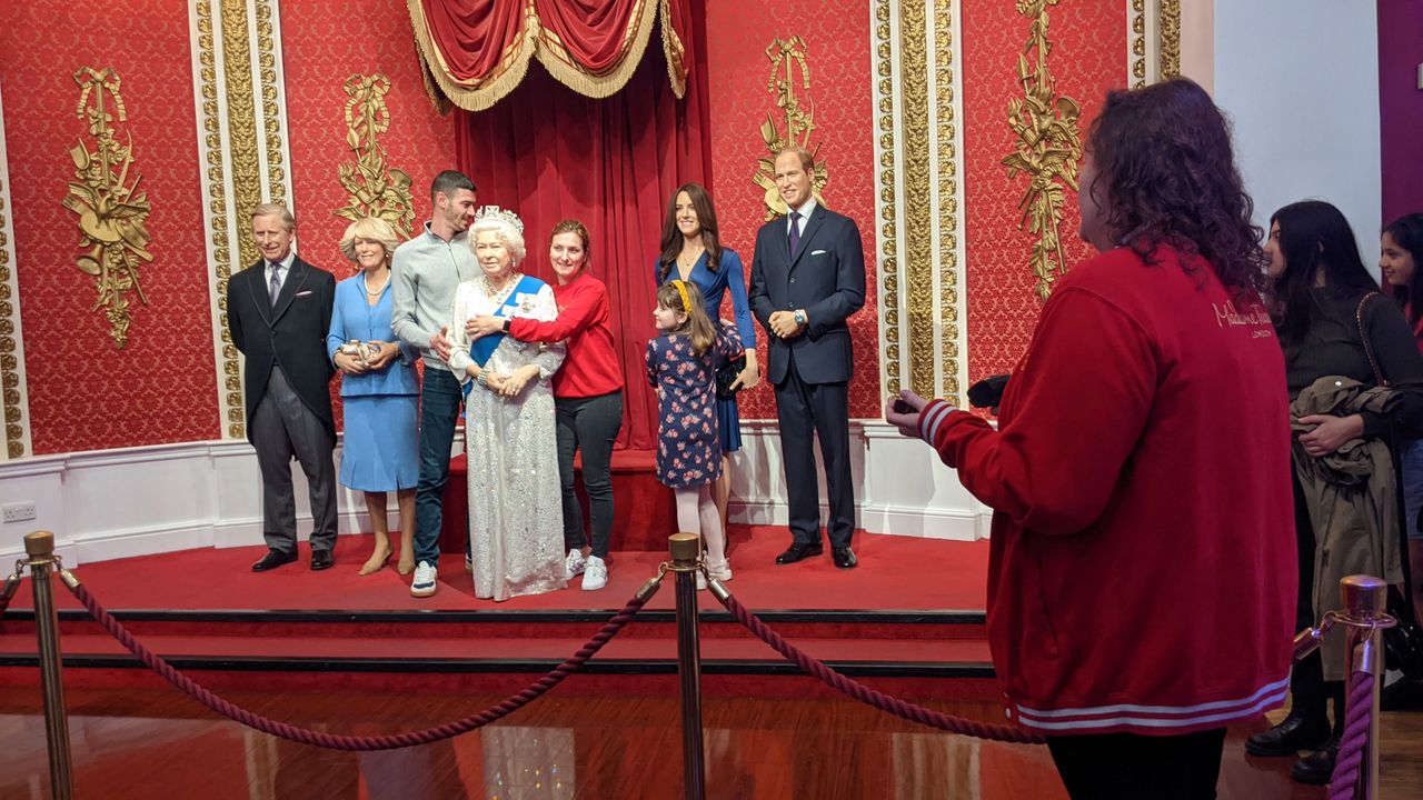 Żeby zrobić sobie zdjęcie z królową w muzeum trzeba odstać w kolejce