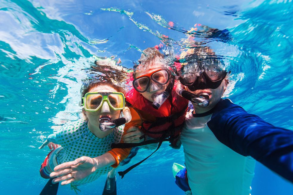 Zdjęcie podwodnego selfie pochodzi z serwisu Shutterstock