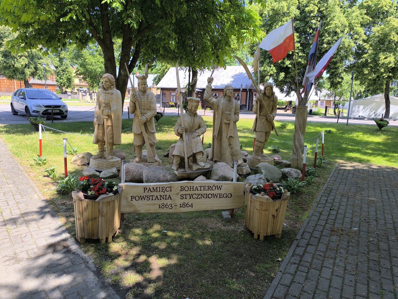 Drewniany pomnik poświęcony powstańcom styczniowym w centrum wsi Hanna