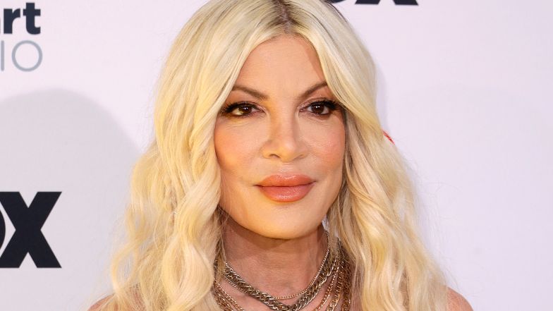 Tori Spelling odsłania brzuch na ściance