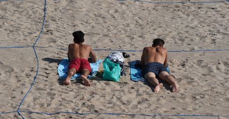 Wakacje 2020. Koronawirus. Hiszpania. Sygnalizacja świetlna i kontrole na plażach