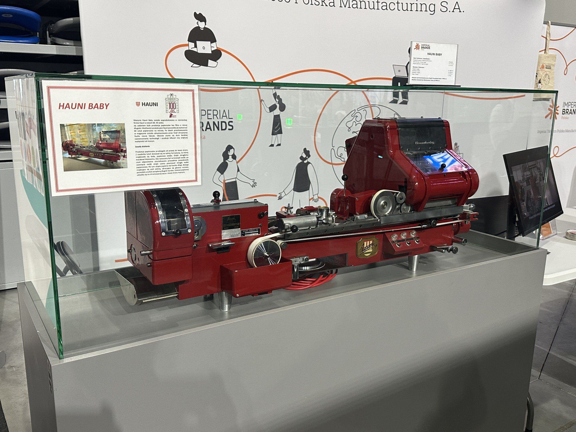 Wierny model maszyny do produkcji papierosów, jakiej używa się w zakładzie Imperial Tobacco Polska Manufacturing w Radomiu. Większość wyprodukowanych w tej fabryce papierosów trafia na eksport, na bardzo różne rynki świata. 