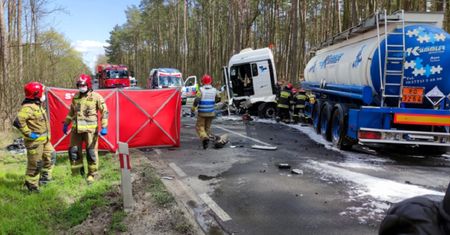 Tragiczny wypadek pod Tanowem. Mercedes uderzył w cysternę. Kobieta zginęła na miejscu