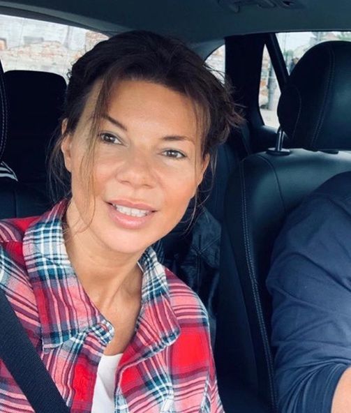 Zakochana Edyta Górniak pozuje z męskim ramieniem
