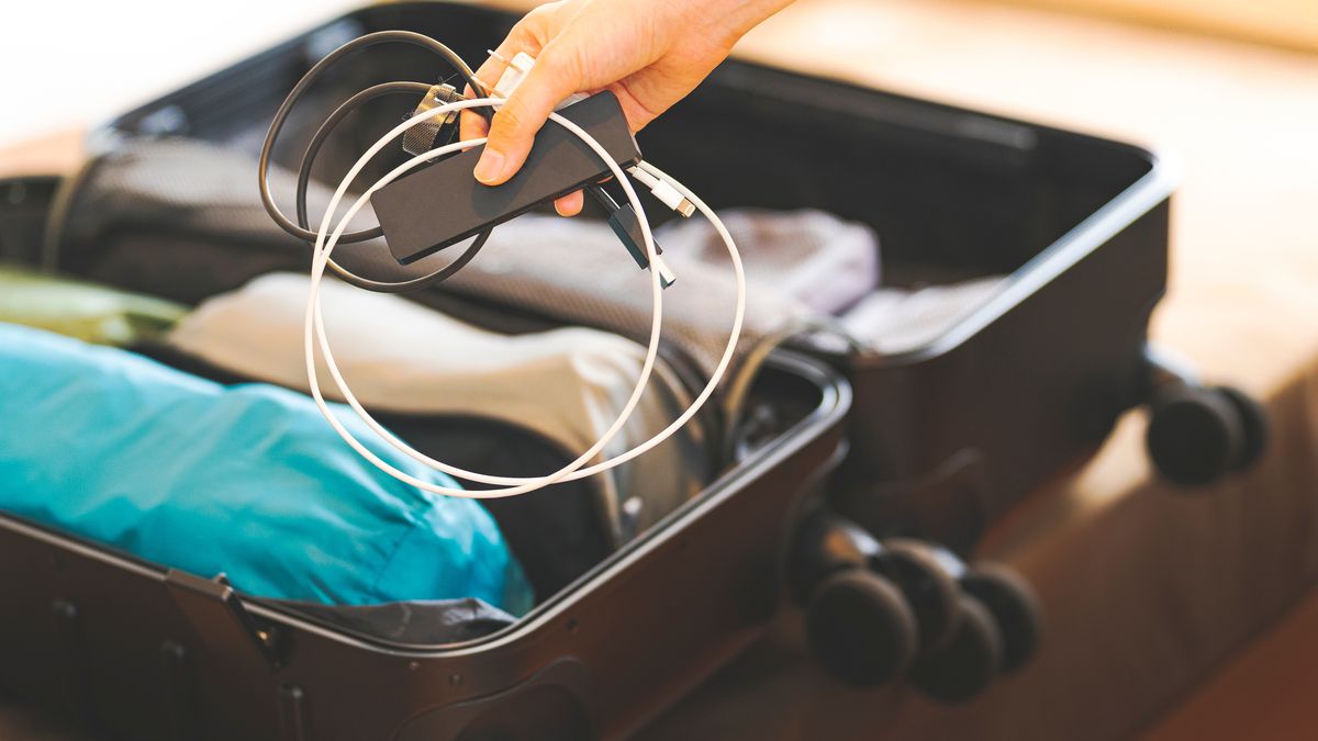 Pakowanie walizki przed podróżą.