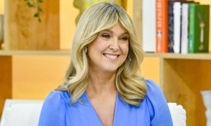 Już nosi najmodniejszy kolor sezonu. Jej sukienka to hit na wesela