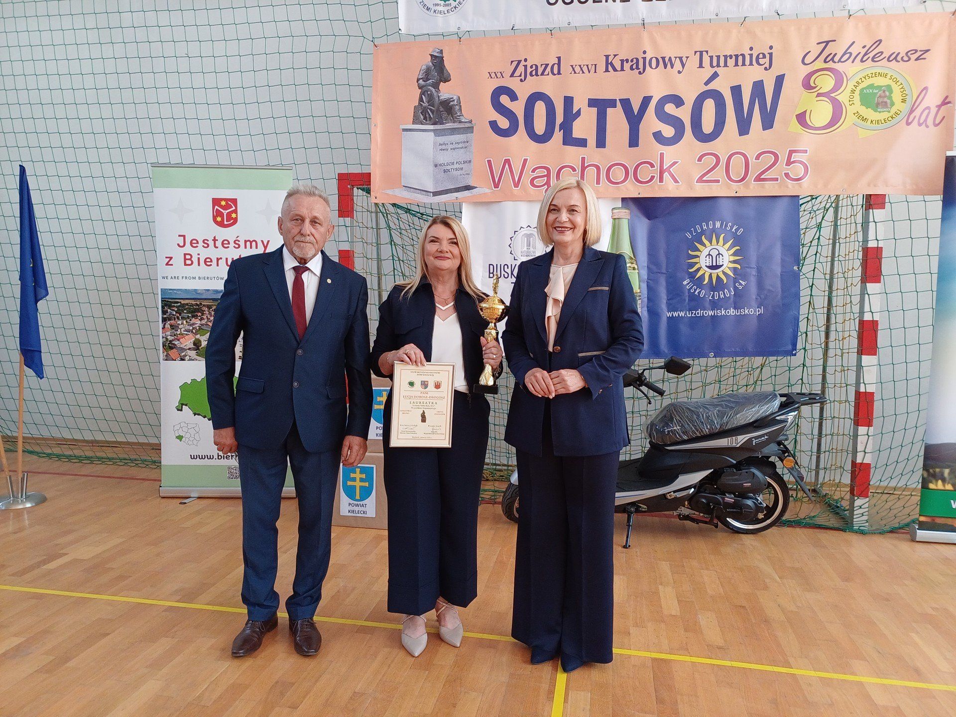 30. Zjazd Sołtysów Województwa Świętokrzyskiego w Wąchocku. Na zdjęciu:  Kazimierz Łebek - prezes Stowarzyszenia Sołtysów Ziemi Kieleckiej, Łucja Dobosz-Drogosz - Sołtys Roku 2024, Renata Janik - marszałek województwa świętokrzyskiego. 