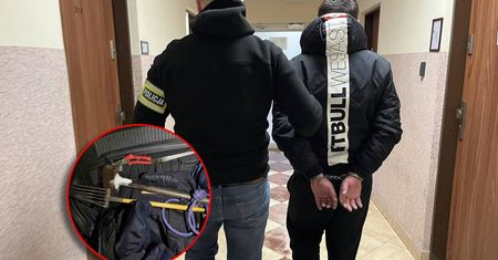 Zmieszał narkotyki z alkoholem, chciał ze sobą skończyć. Gdy przyjechali policjanci, rzucił się na nich z widłami