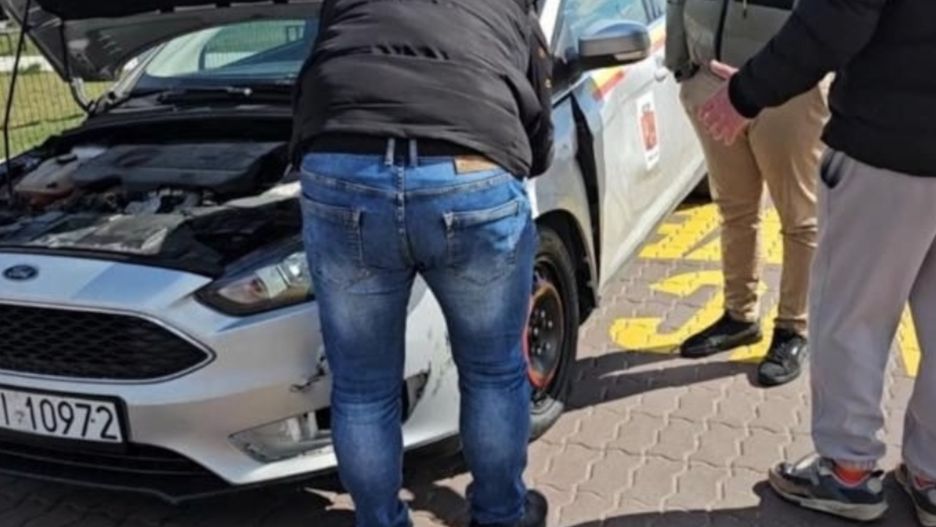 Kierowca taksówki celowo doprowadza do kolizji?