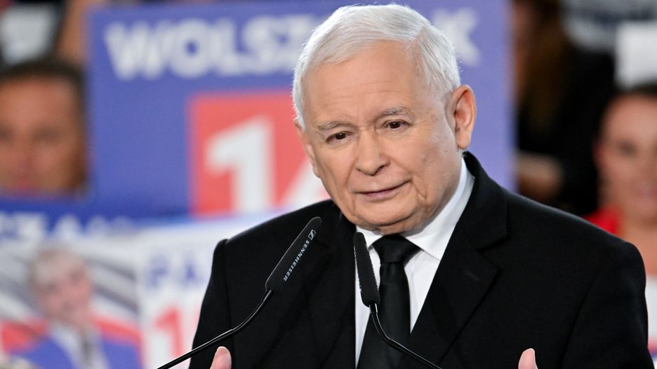 Przysucha, 09.10.2023. Kampania wyborcza do parlamentu 2023. Prezes PiS Jarosław Kaczyński na spotkaniu z mieszkańcami w hali sportowej Zespołu Szkół numer 2 imienia Ludwika Skowyry w Przysusze, 9 bm. (aldg) PAP/Piotr Polak
