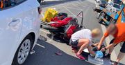 Warszawa: Wypadek na ulicy Modlińskiej. Kierujący motocyklem wjechał w tył auta. Ranny trafił do szpitala