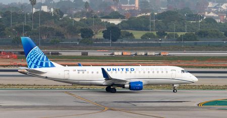Lot United Express przerwany. Pasażer chciał otworzyć drzwi