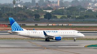Lot United Express przerwany. Pasażer chciał otworzyć drzwi