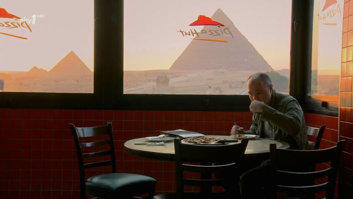 Widok na piramidy w Gizie ze środka pizzerii.