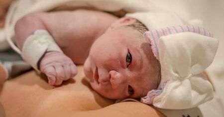 Uważaj na całowanie dziecka. Może mieć tragiczne skutki