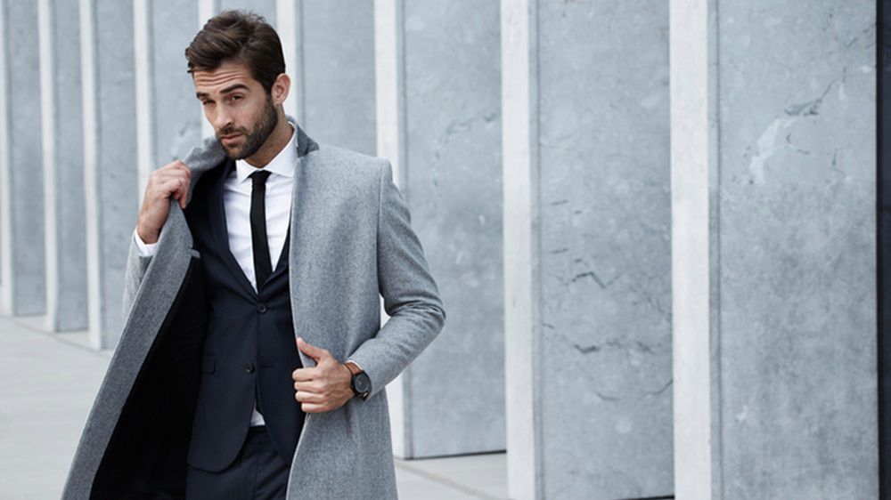 Elegancka dyplomatka pasuje do formalnego stroju