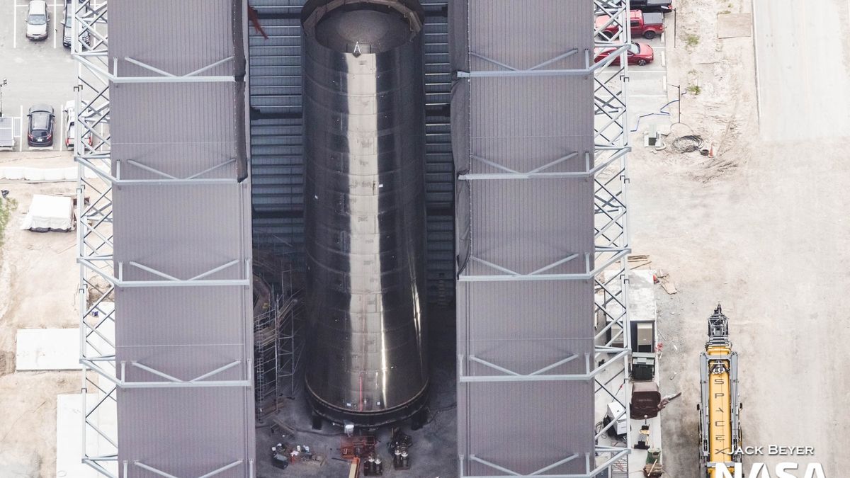 SpaceX jest w trakcie budowy największego na świecie wzmacniacza rakietowego. Zdjęcie pokazuje jego ogromne rozmiary 1