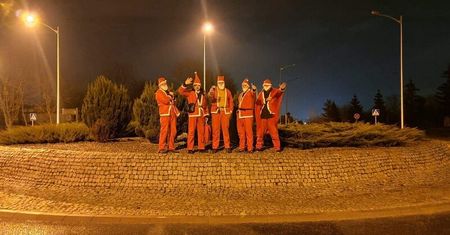Przebrali się w mikołajowe stroje. Machali do kierowców i częstowali żelkami