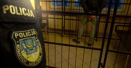 Śląsk. 27-latek zniszczył 11 samochodów i drzwi stacji paliw