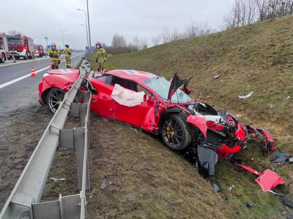 Ferrari wbiło się w barierki. Groźny wypadek na S10
