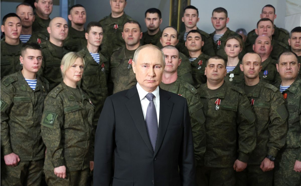 Putin w ostatnich miesiącach wielokrotnie pokazywał się wśród Rosjan w mundurach.