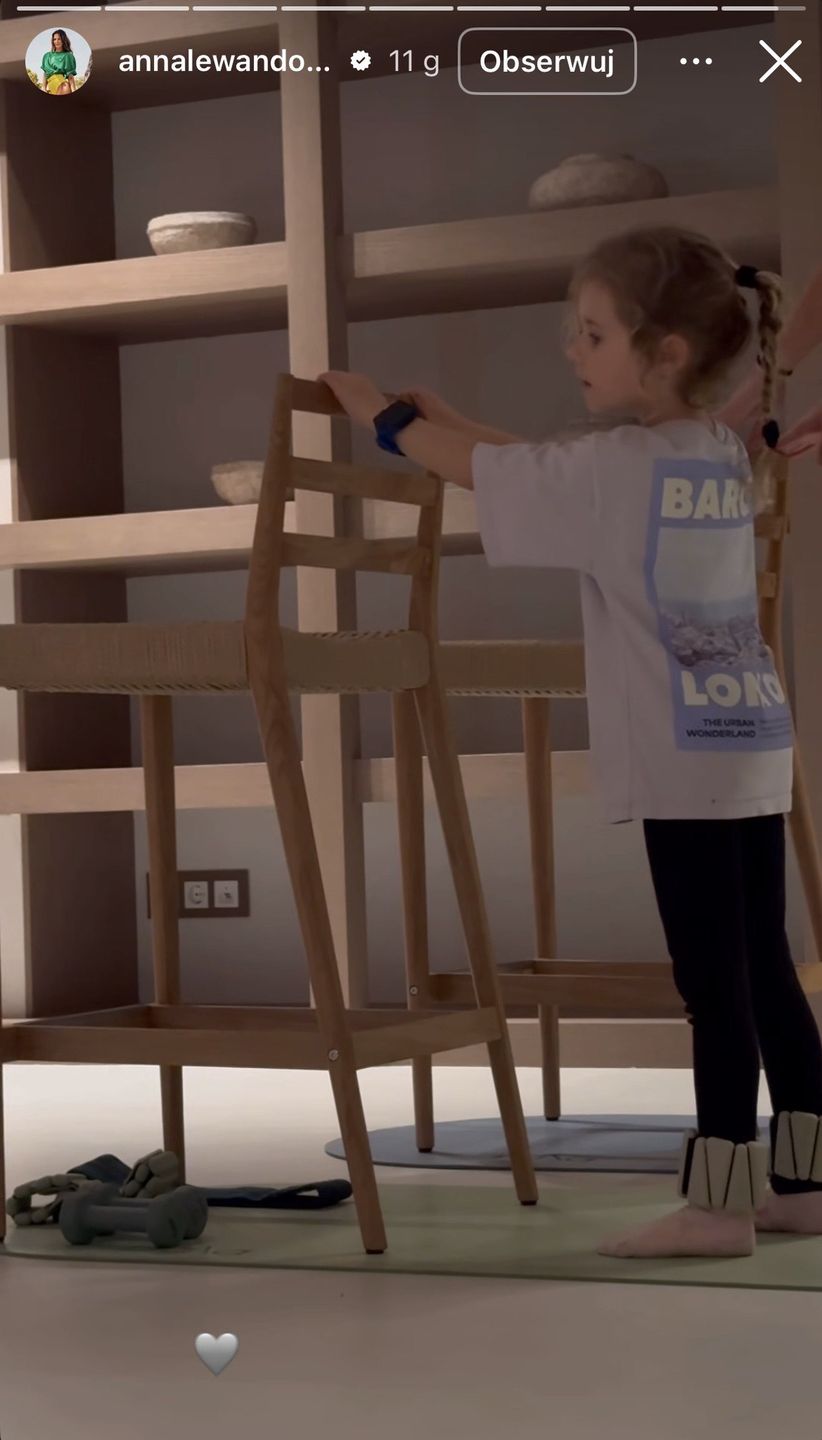 Anna Lewandowska prowadzi trening z córką 