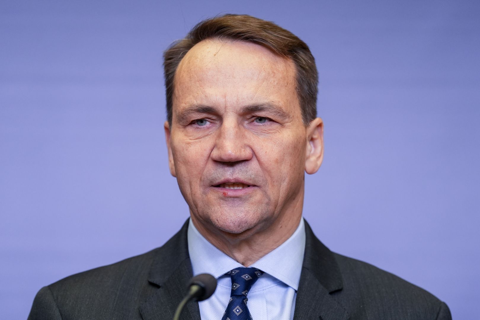 Sikorski ujawnia swoje wynagrodzenie. "Dobrze, że rząd dostaje podwyżki"