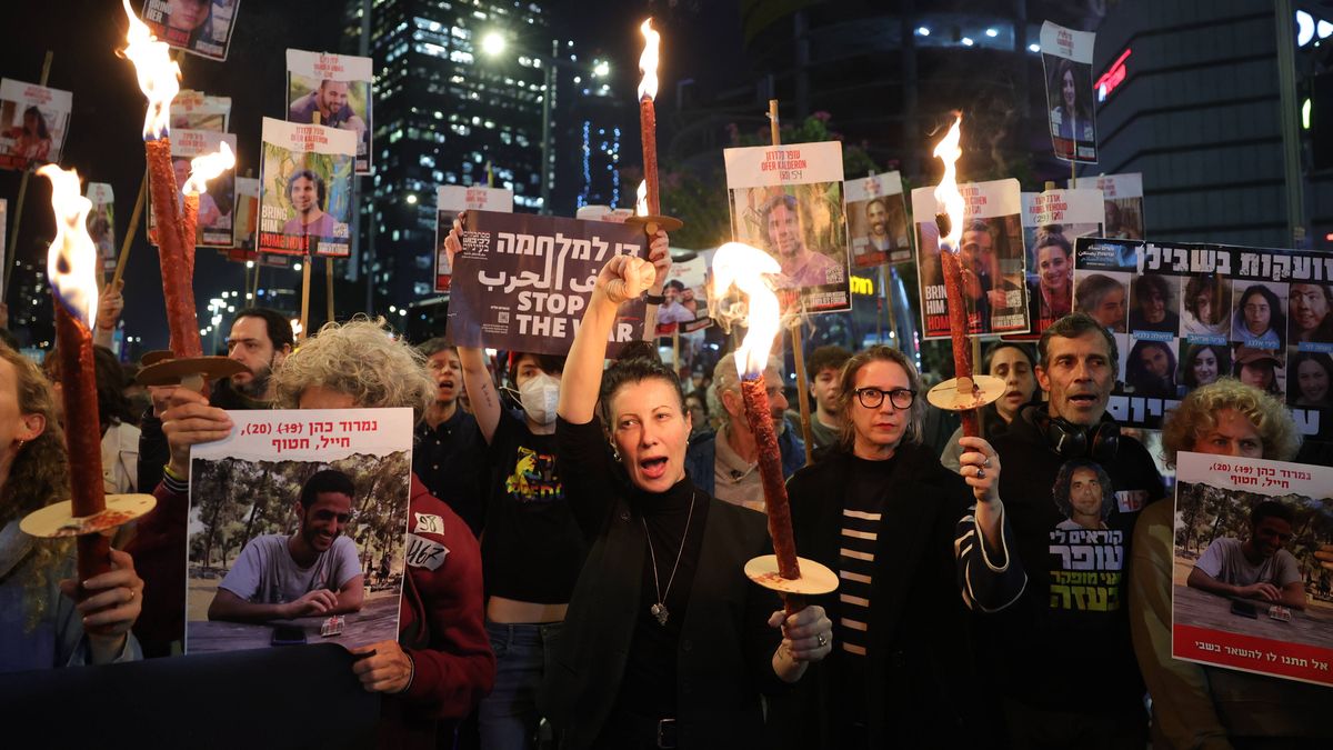 Członkowie rodzin zakładników Hamasu zapalają pochodnie, reaguj