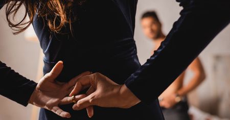 Zostały zdradzone i przekonują, że "karma wraca". Psycholog tłumaczy to trochę inaczej