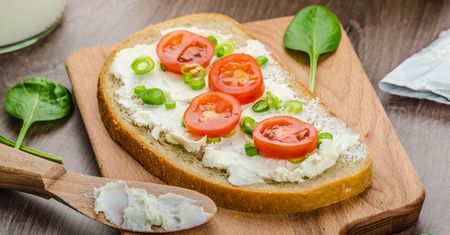 Jak wybrać dobry serek kanapkowy? Na to zwróć szczególną uwagę