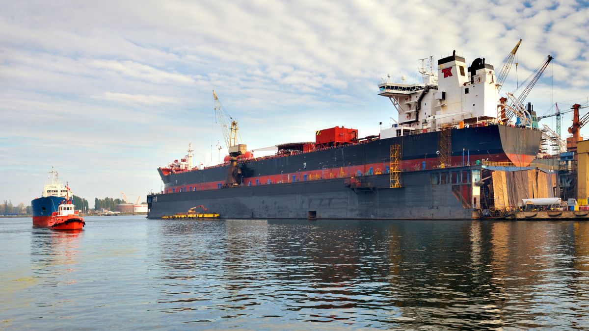 stocznia, statek, suchy dok, remont, kotwica, lancuch, siec, kontener, żuraw, talia, suchy, fracht, port, morski, żeglarski, ropa, ropa naftowa, polska, polski, miasto portowe, morze, rzeka